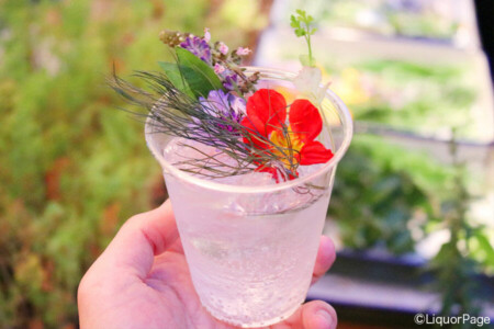 色とりどりのハーブを使用。SNS映えする見た目はもちろん、香りの良さも印象的だった。 マルシェのブースにて