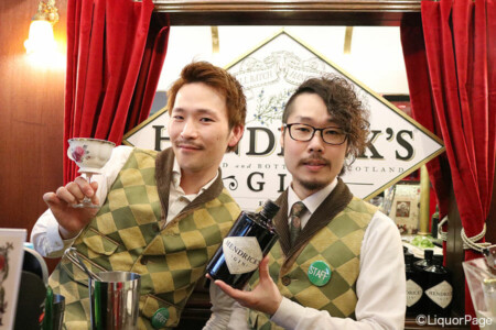 ブースに立つのは、左から水岸直也さん(Butler Ginza Branch)、向山直孝さん(SPIRITS BAR Sunface SHINJUKU) プレミアムジン・ヘンドリックスのブースにて