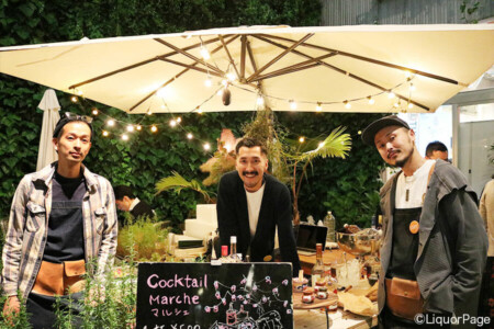 ブースに立つのは、左から大場文武さん、野村空人さん、齋藤恵太さん。 マルシェのブースにて