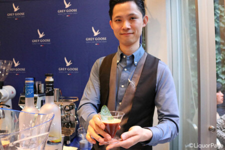 エスプレッソ・マティーニを堪能。 写真は植松大記さん。 プレミアムウォッカ・グレイグースのブースにて