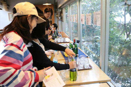 実際に自分でカクテル作りを体験。もちろんカクテルは自分で堪能できる。 リキュール・スピリッツブランド“ボルス”のワークショップにて