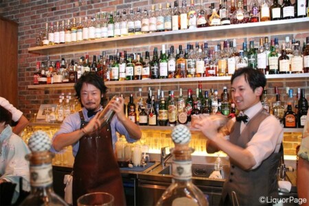 ゲストバーテンダーの南雲主于三さん(左)