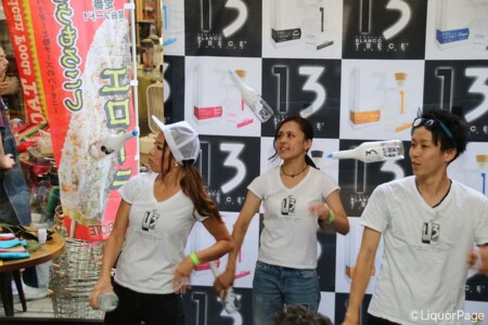 OLLIEさん、Ucchyさん、Abiさんらトップクラスのフレアバーテンダーがショーを行った。 「TEQUILA 13」フレアショーの様子
