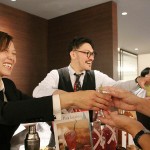 写真左はアラクランでカクテルを創作した守屋知美さん(Chocolate Cafe/Bar Seven Continents)。右はピエルデ・アルマスで創作した齋藤クリフ悠さん(PAVILION)