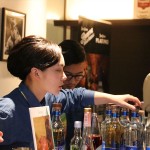 写真左はサウザブルーでカクテルを創作した小舘世奈さん(パレスホテル東京 ラウンジバー プリヴェ)