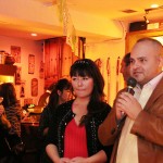 サルー!の挨拶をするメキシコ大使館商務部のアーロン・ベラ参事官