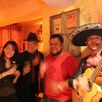 ギターを弾くマリアッチ。@AGAVE